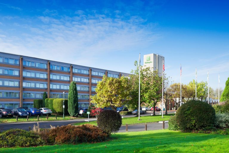 best hotels at London Gatwick north terminal - holiday inn Gatwick